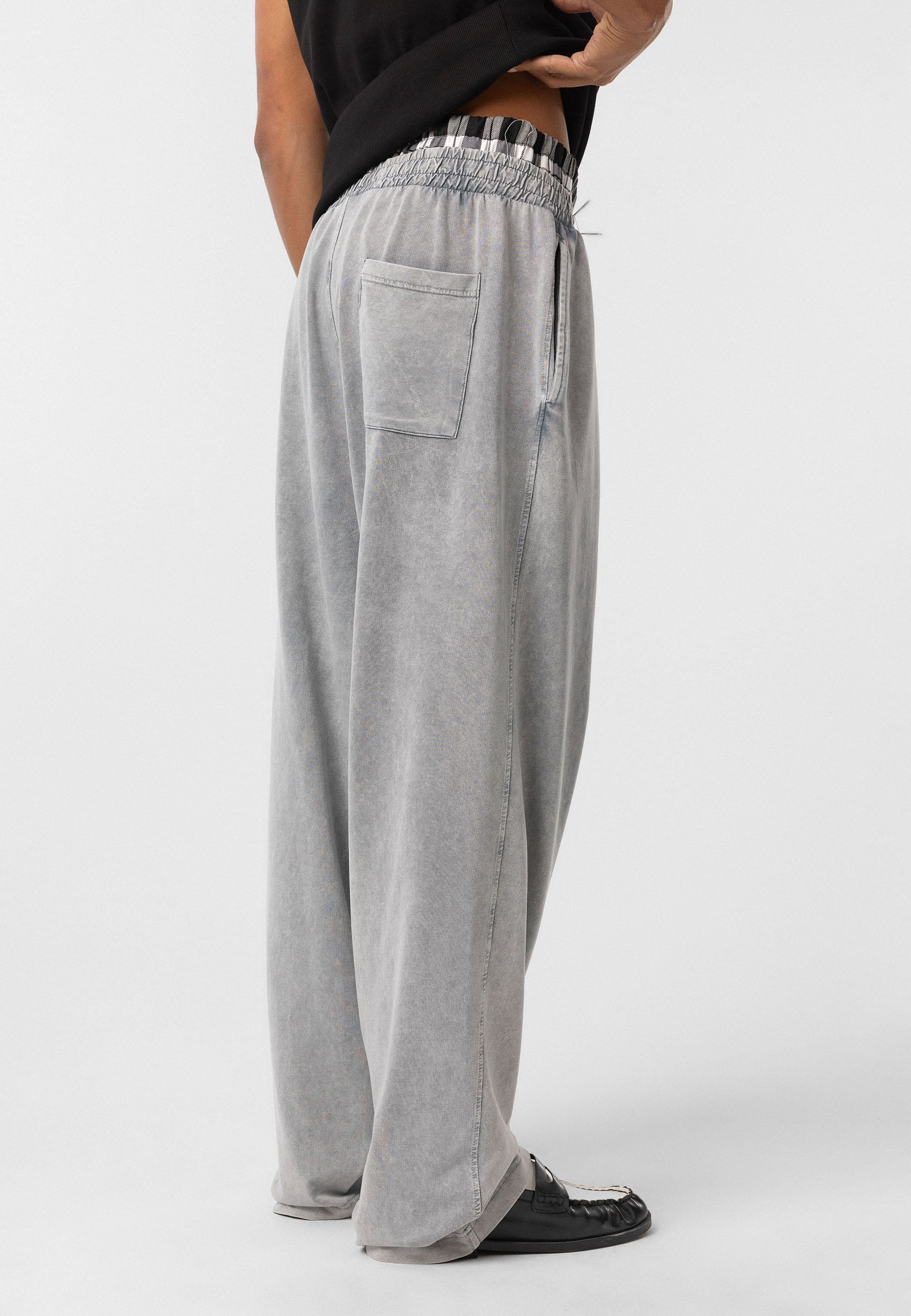 Loose-Fit Baggy Trousers – Relaxed Tailoring with Clean Lines