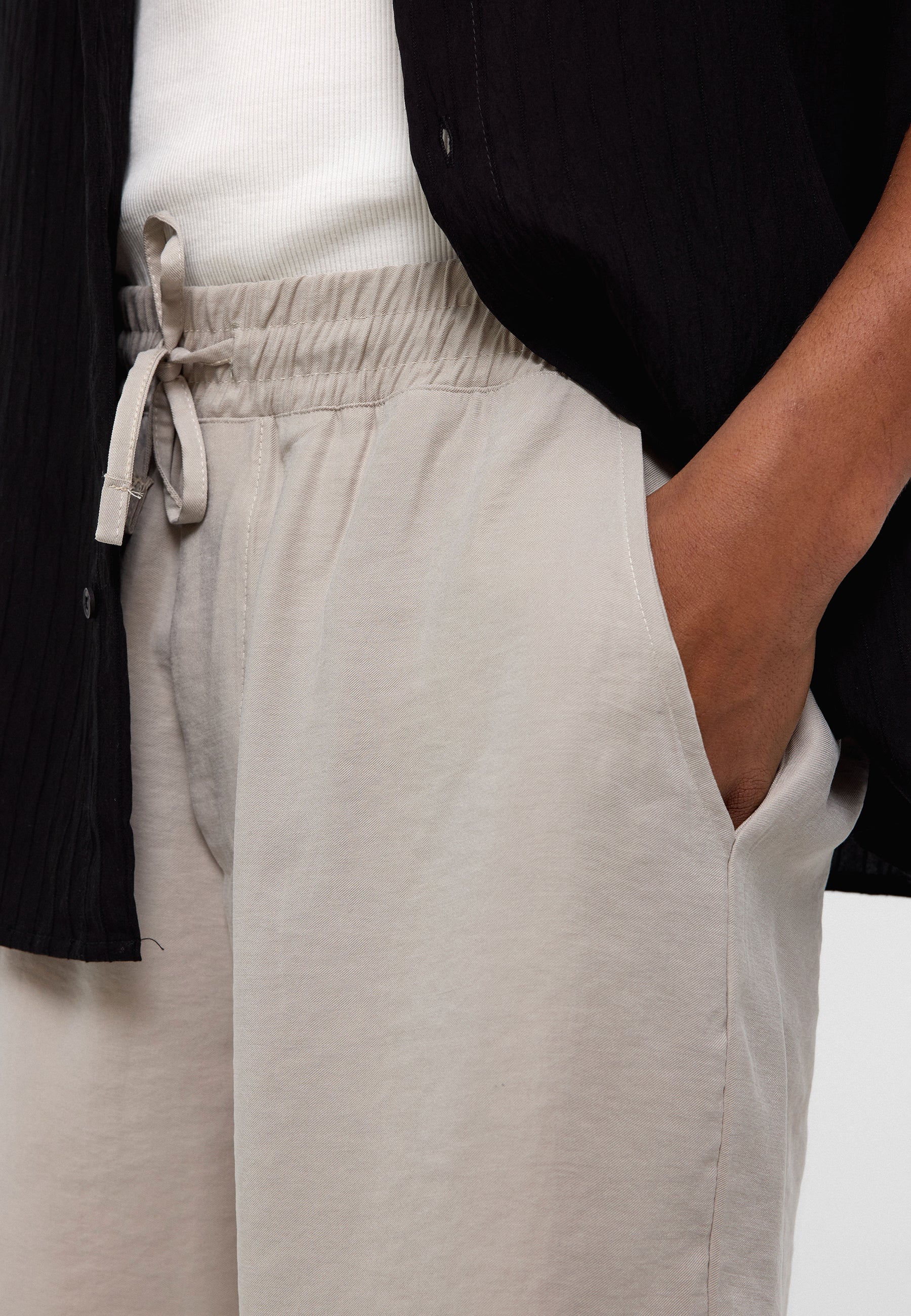 Oversized Modal Bermuda Shorts – Fluid Comfort, Street-Driven Silhouette