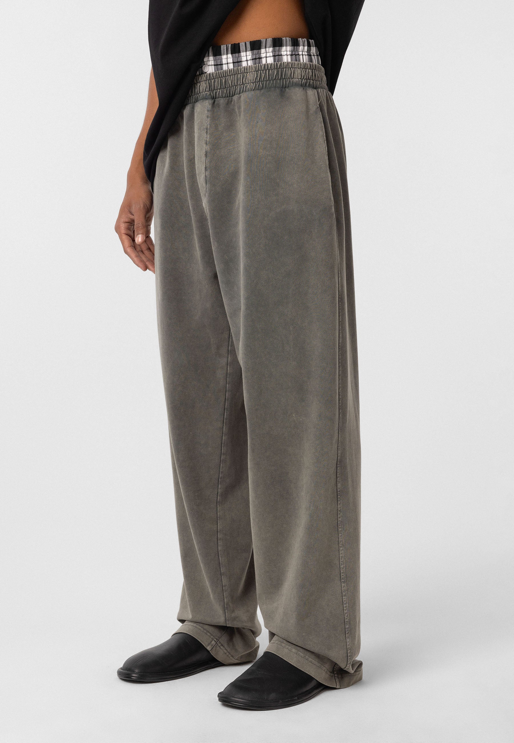 Loose-Fit Baggy Trousers – Relaxed Tailoring with Clean Lines