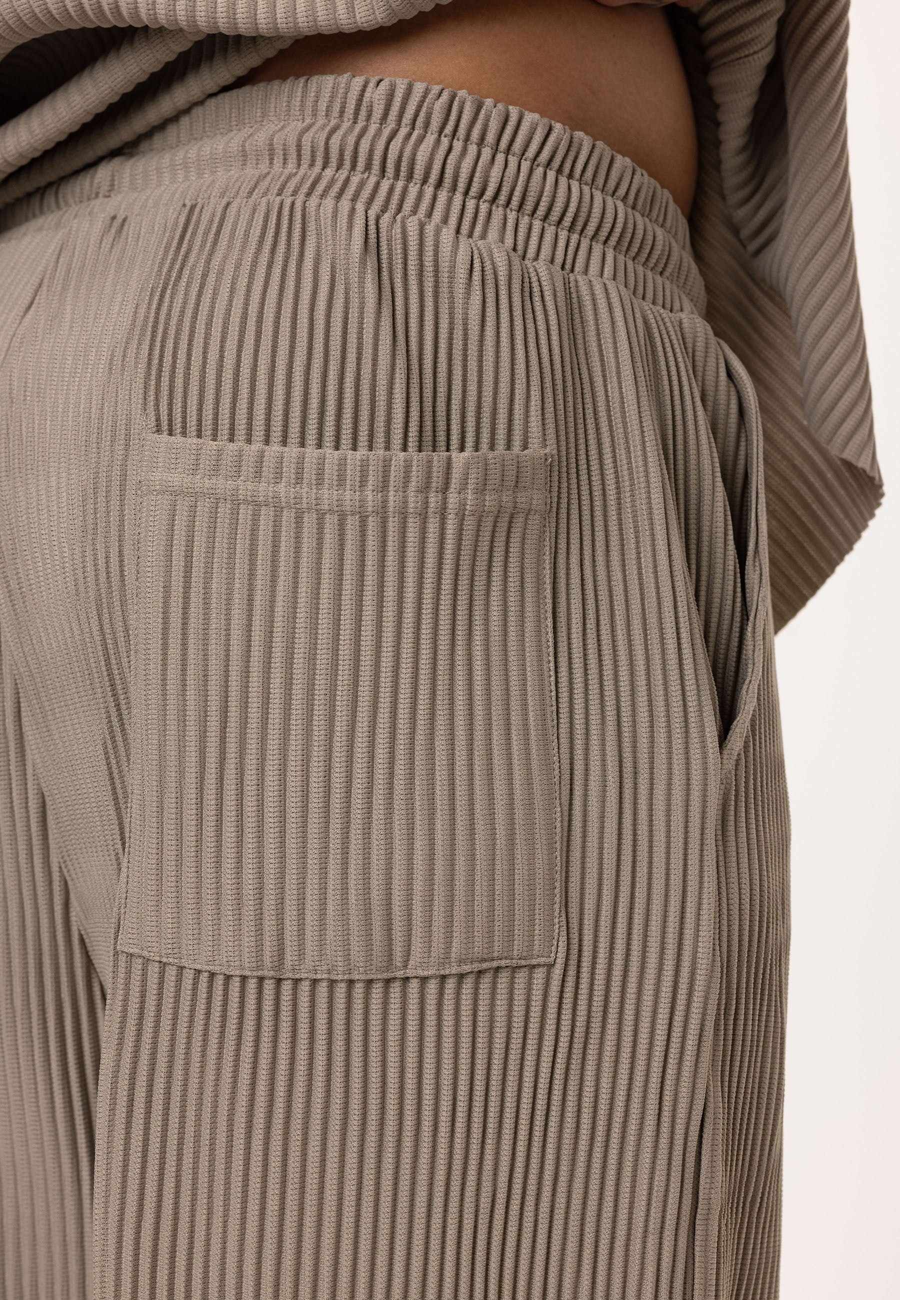 Oversized Ribbed T-Shirt in Olive Minimal Streetwear Vibe