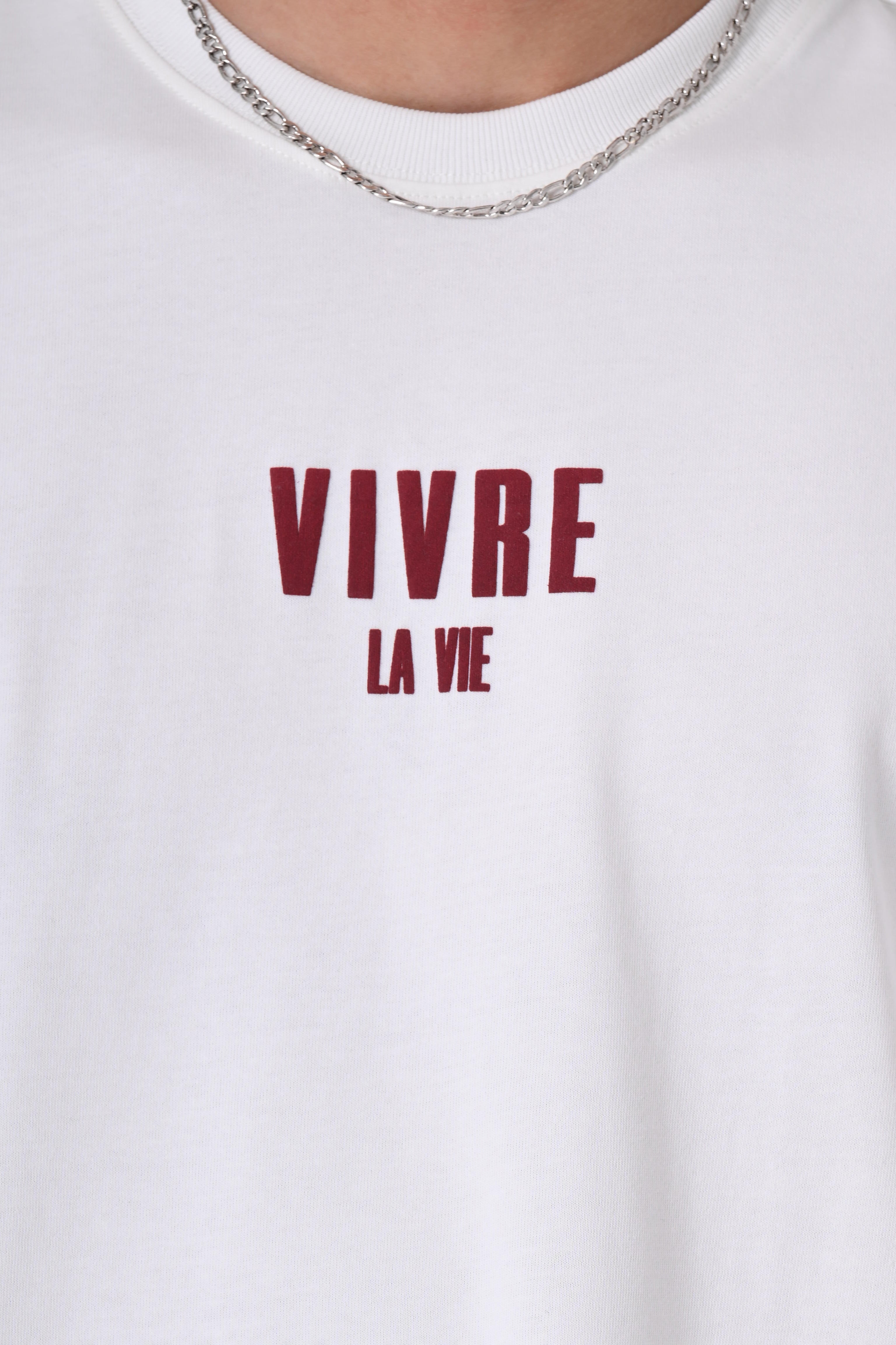 Minimal Off-White Logo Tee – Clean Street Comfort