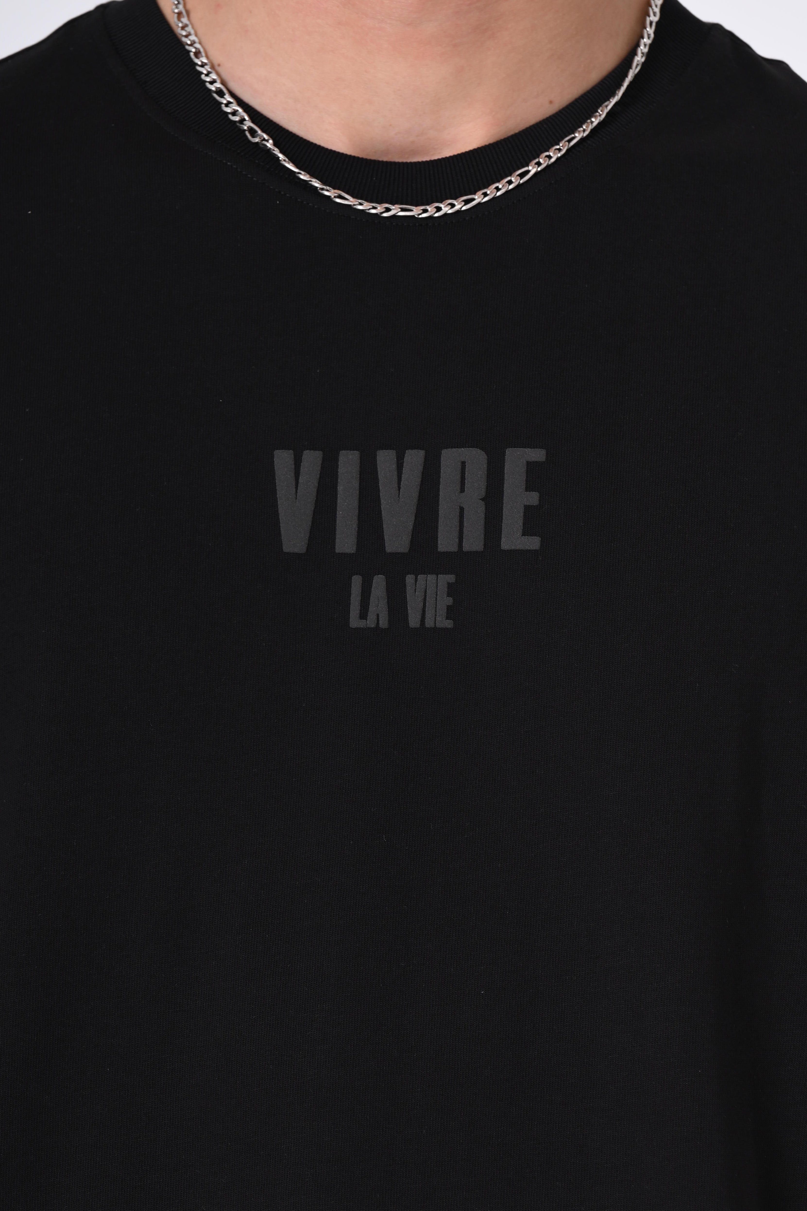 Minimal Off-White Logo Tee – Clean Street Comfort