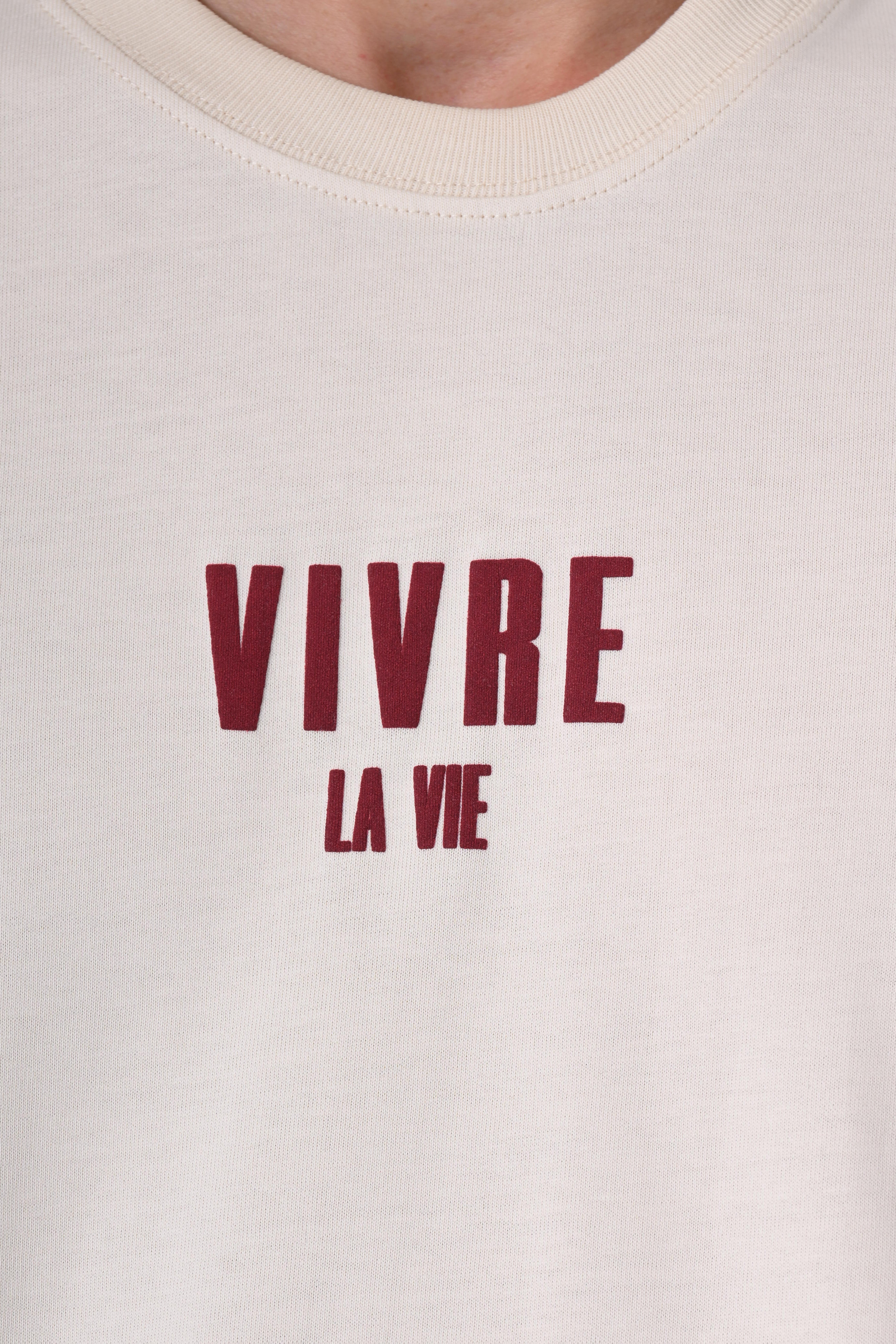 Minimal Off-White Logo Tee – Clean Street Comfort