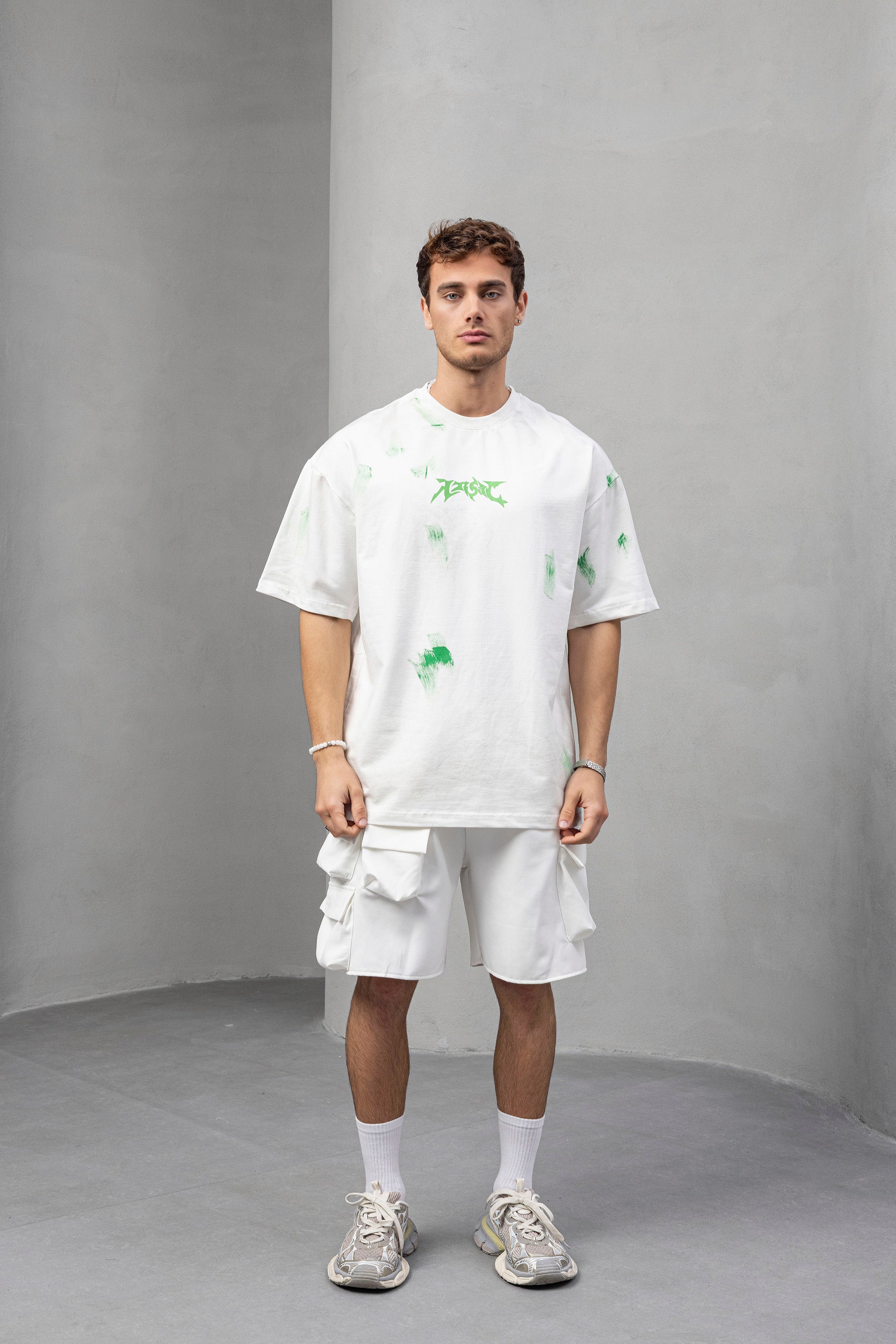 White Oversized T‑Shirt – Relaxed Fit with Graphic Accent