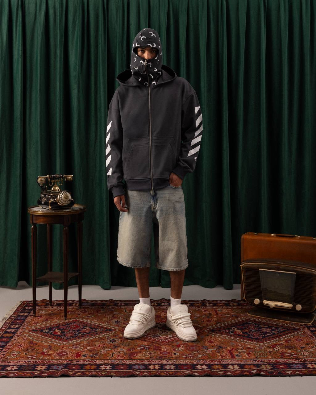 Men’s Charcoal Grey Zip-Up Hoodie – Streetwear with Bold Sleeve Stripes