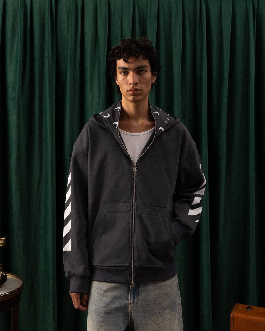 Men’s Charcoal Grey Zip-Up Hoodie – Streetwear with Bold Sleeve Stripes