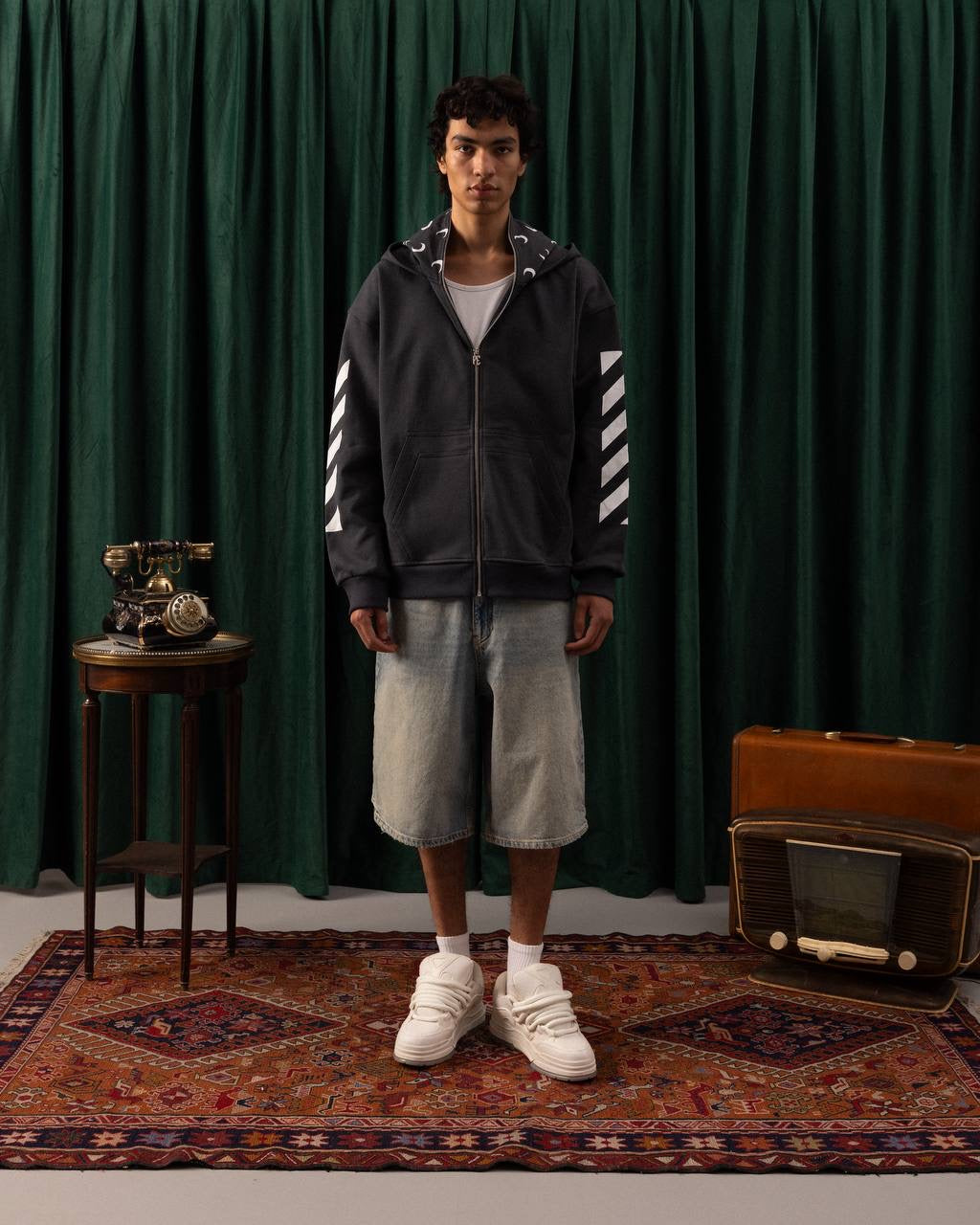 Men’s Charcoal Grey Zip-Up Hoodie – Streetwear with Bold Sleeve Stripes