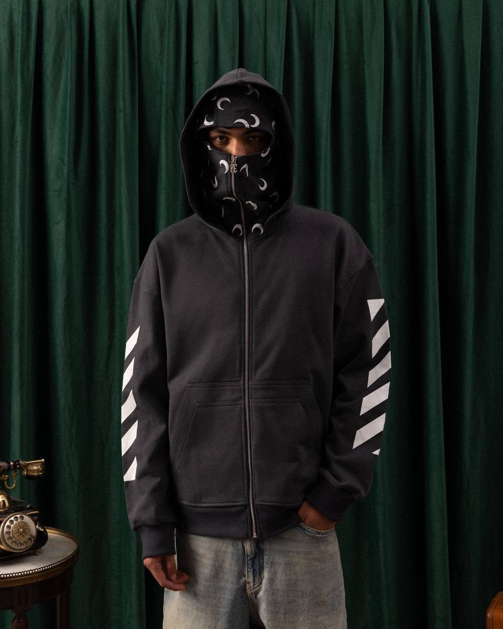 Men’s Charcoal Grey Zip-Up Hoodie – Streetwear with Bold Sleeve Stripes