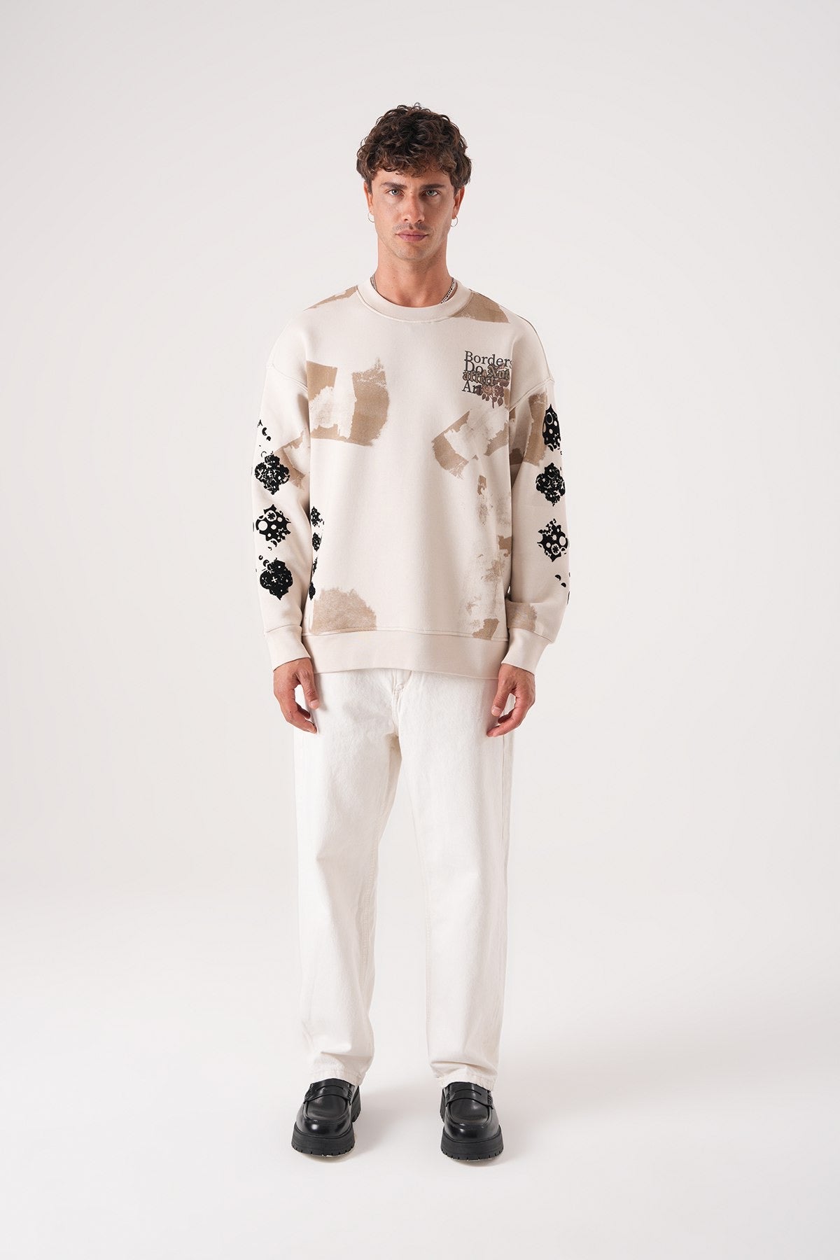 Men’s Beige Graphic Sweatshirt – Borders Do Not Affect Art