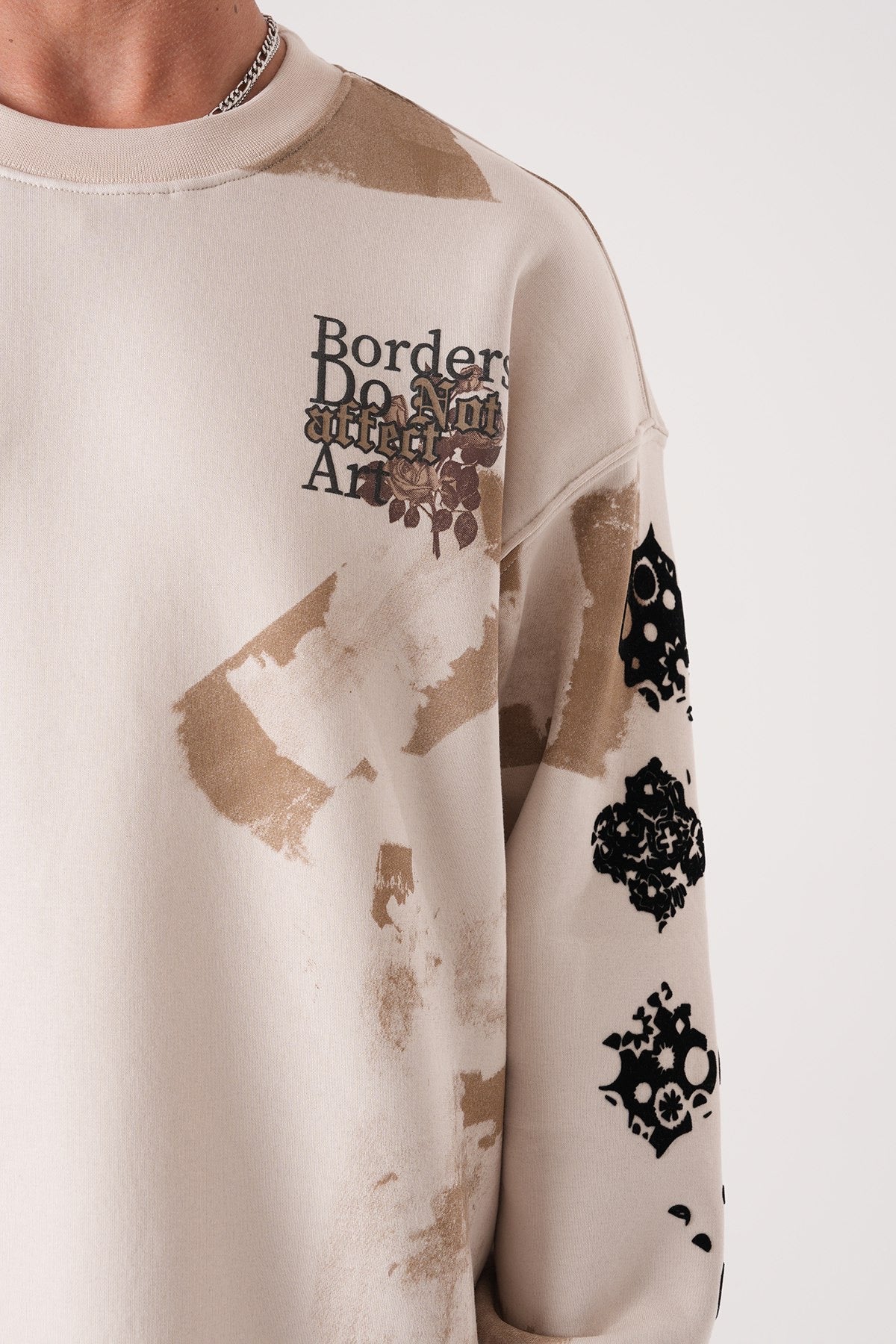 Men’s Beige Graphic Sweatshirt – Borders Do Not Affect Art