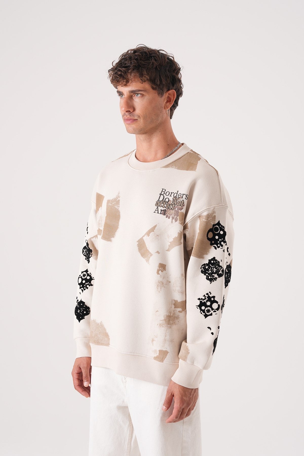 Men’s Beige Graphic Sweatshirt – Borders Do Not Affect Art