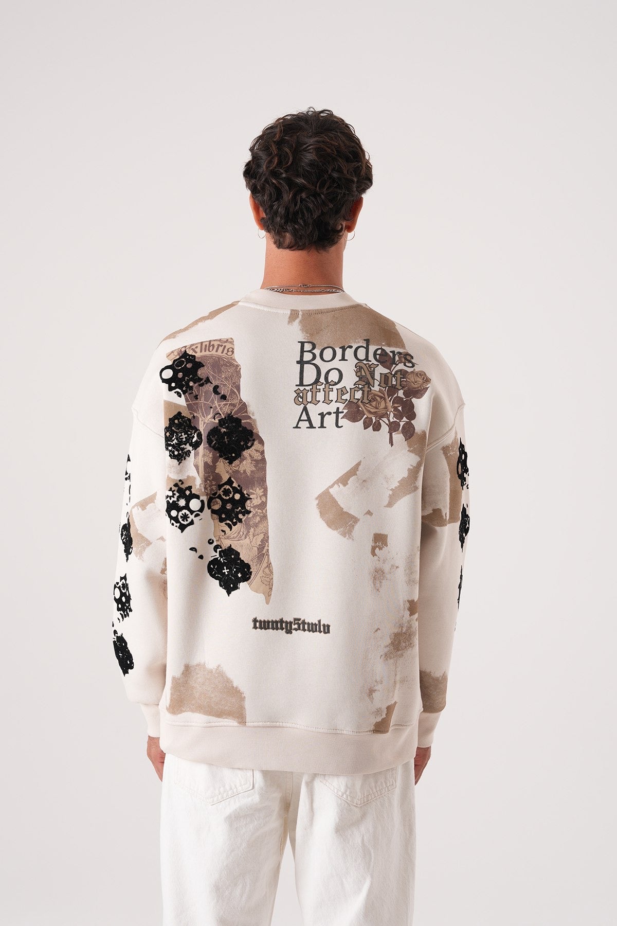 Men’s Beige Graphic Sweatshirt – Borders Do Not Affect Art