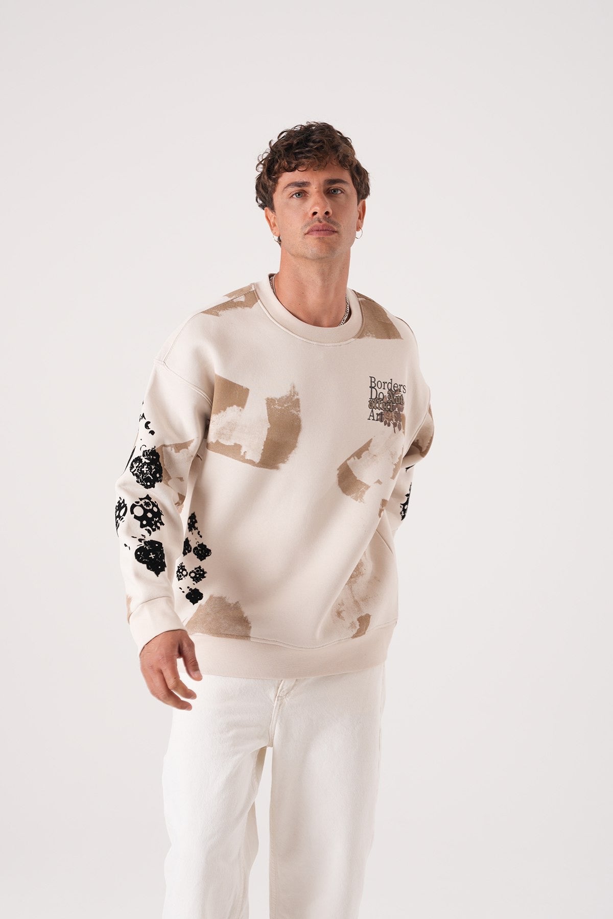 Men’s Beige Graphic Sweatshirt – Borders Do Not Affect Art