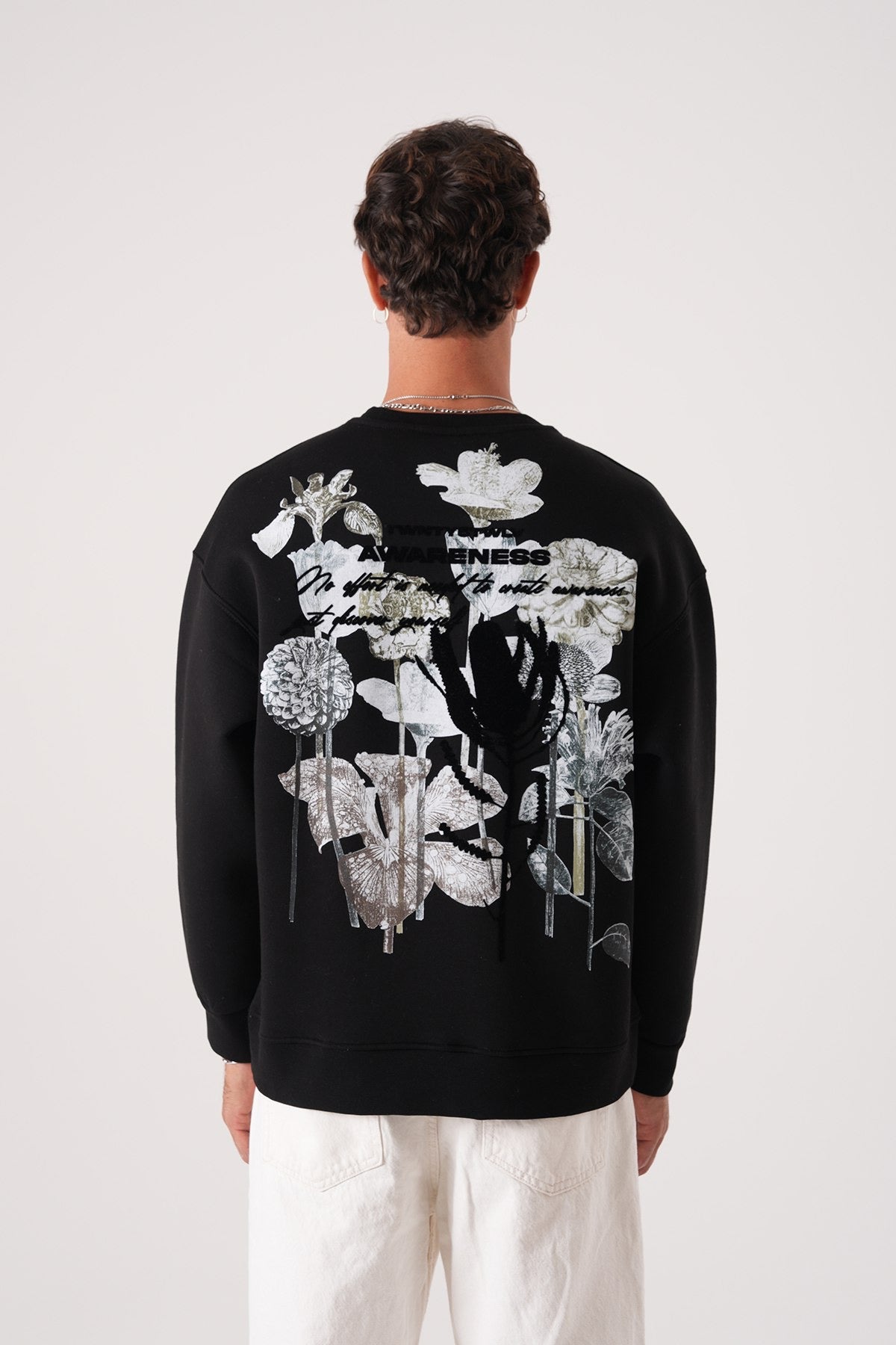 Men’s Minimal Embroidered Sweatshirt – Black