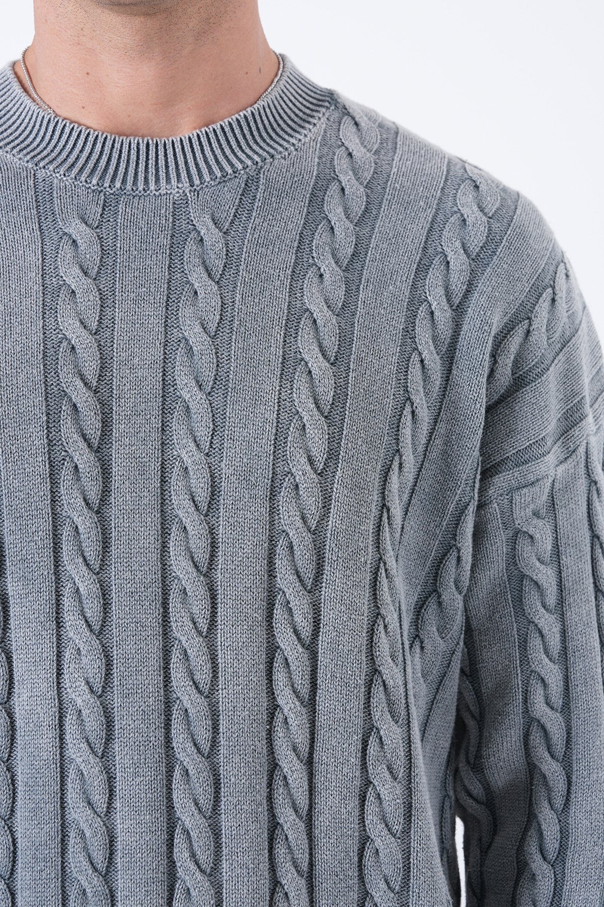 Men’s Classic Cable-Knit Sweater – Timeless Essential