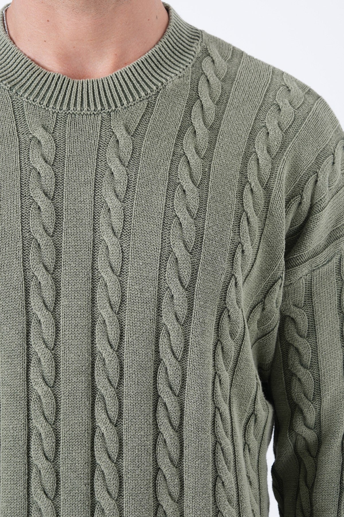 Men’s Classic Cable-Knit Sweater – Timeless Essential