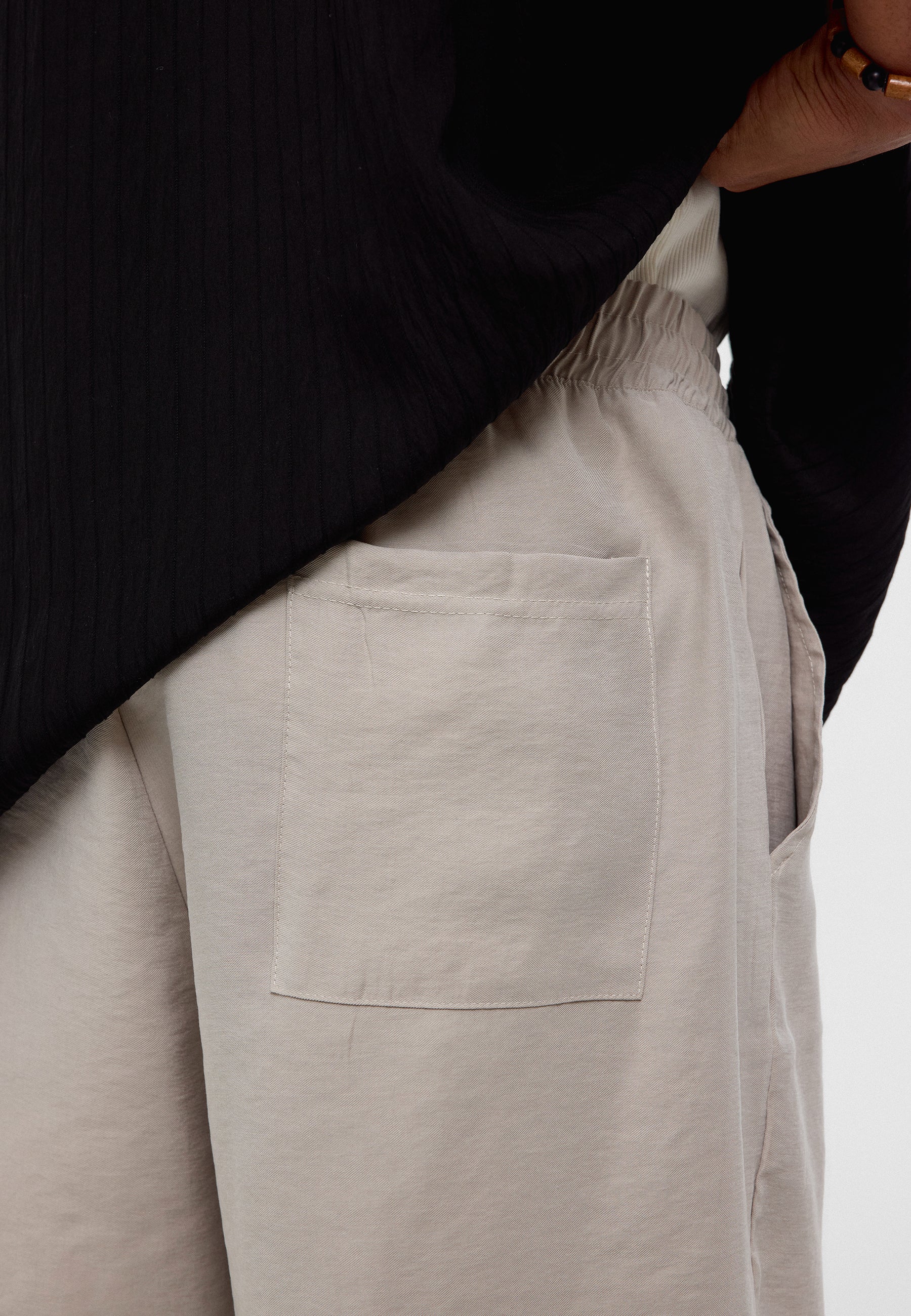 Oversized Modal Bermuda Shorts – Fluid Comfort, Street-Driven Silhouette