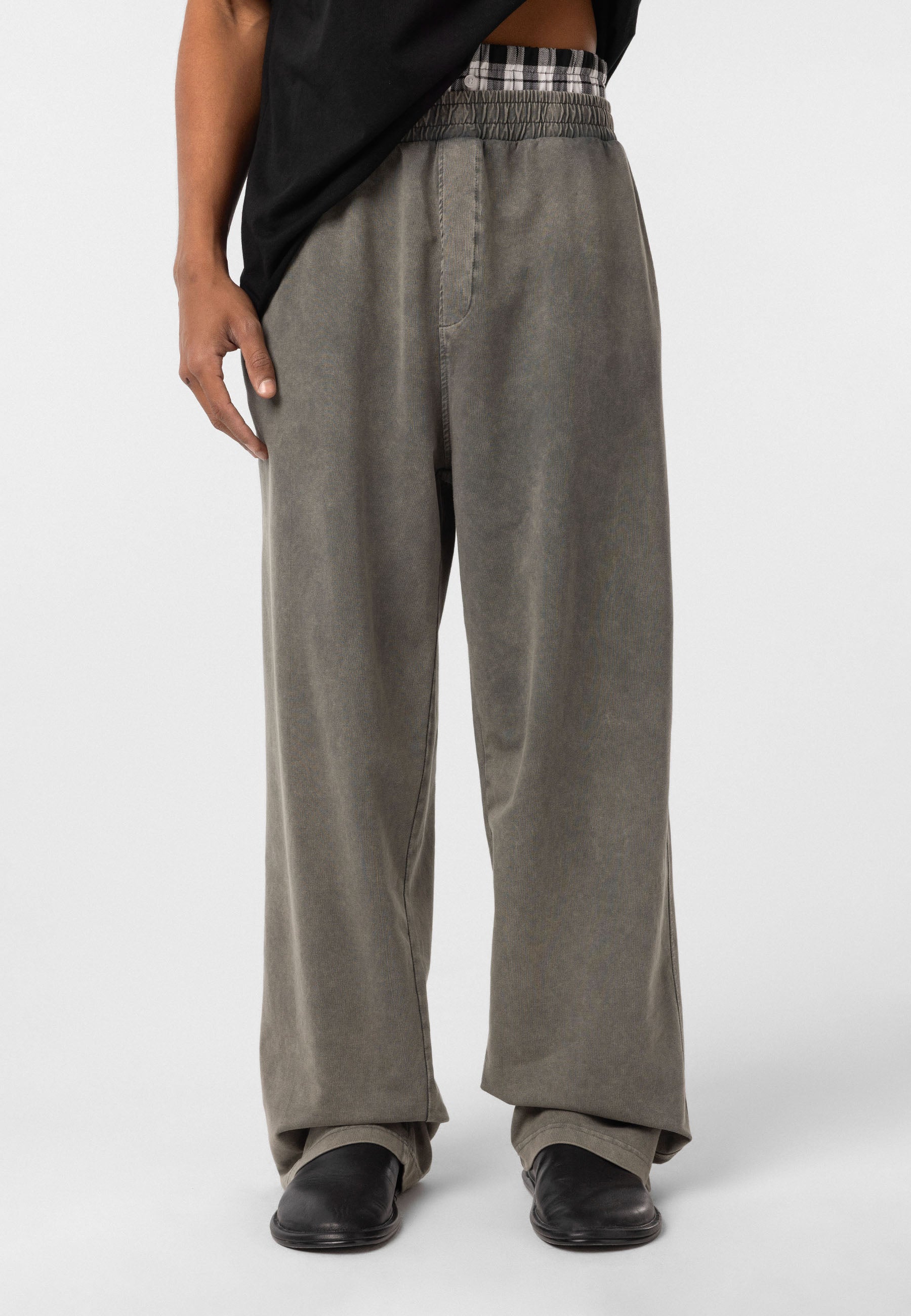 Loose-Fit Baggy Trousers – Relaxed Tailoring with Clean Lines