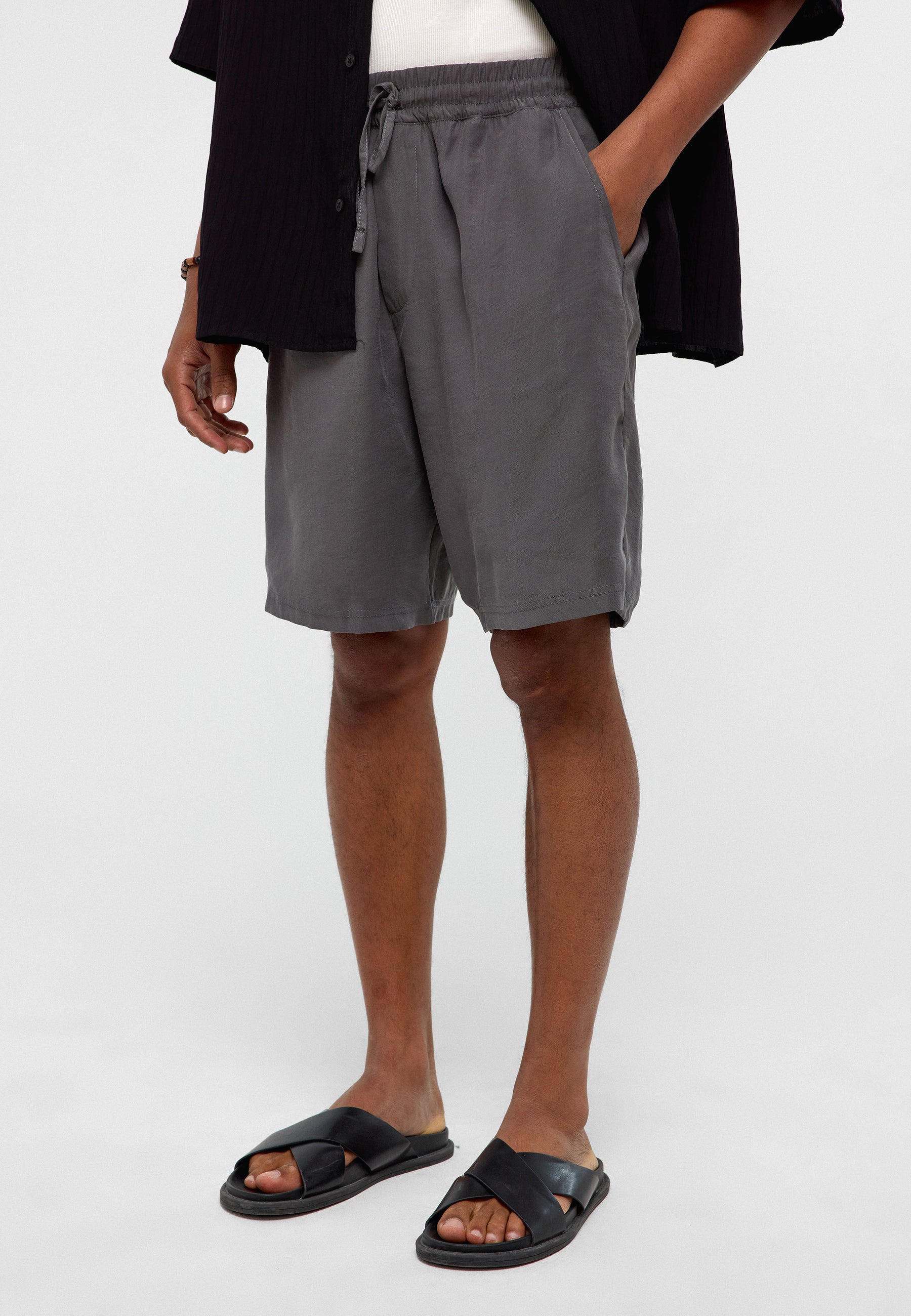 Oversized Modal Bermuda Shorts – Fluid Comfort, Street-Driven Silhouette
