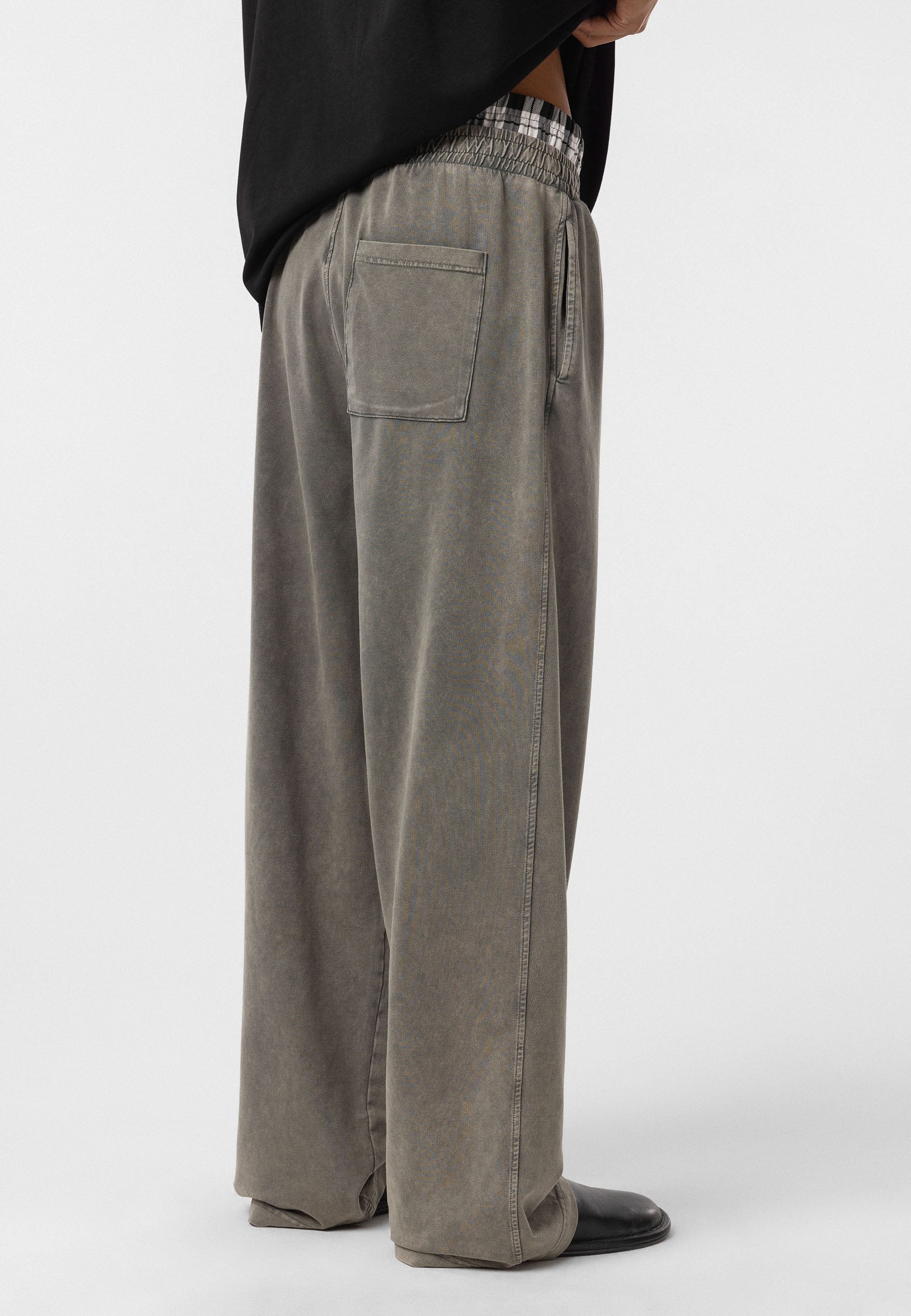 Loose-Fit Baggy Trousers – Relaxed Tailoring with Clean Lines