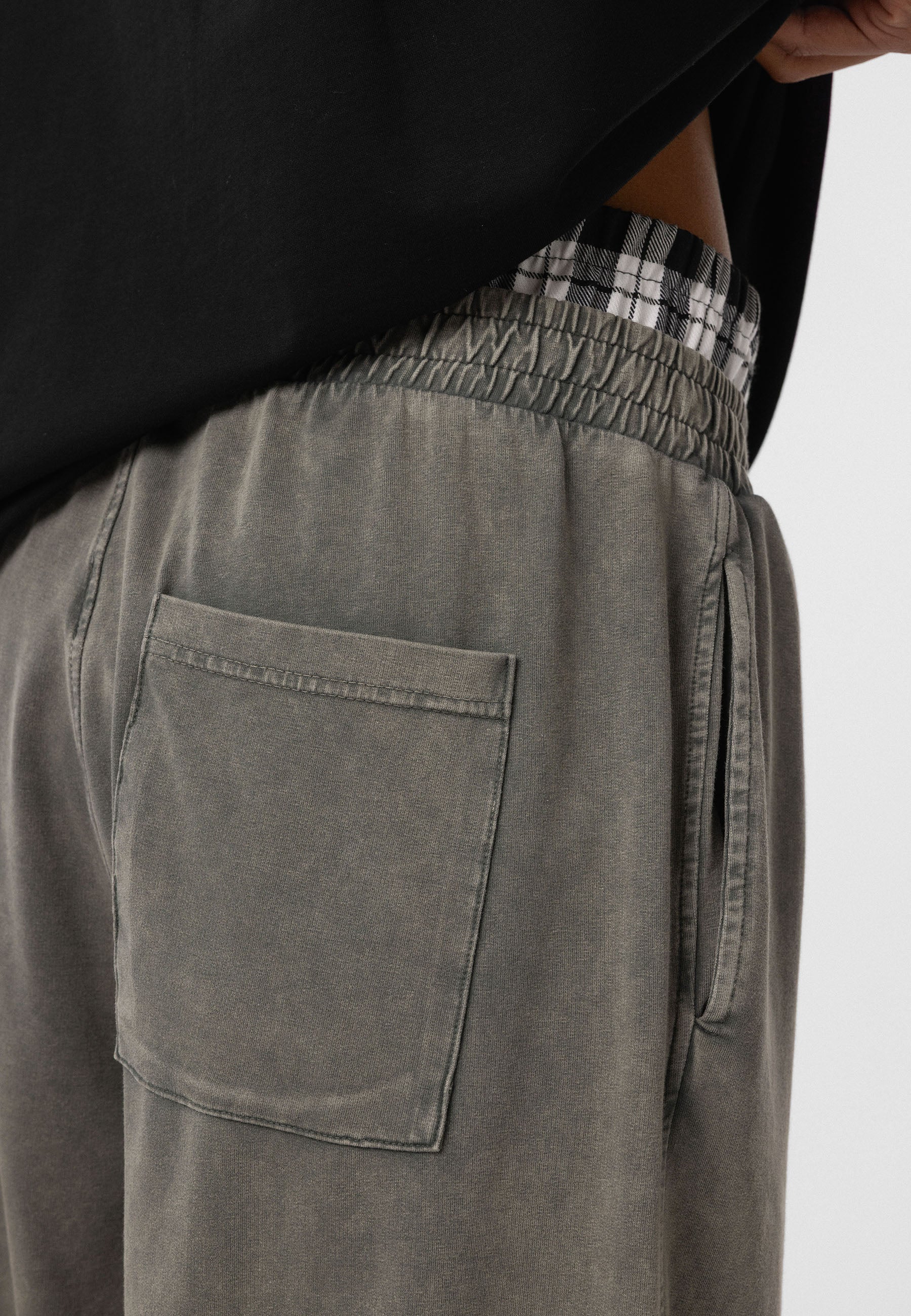 Loose-Fit Baggy Trousers – Relaxed Tailoring with Clean Lines