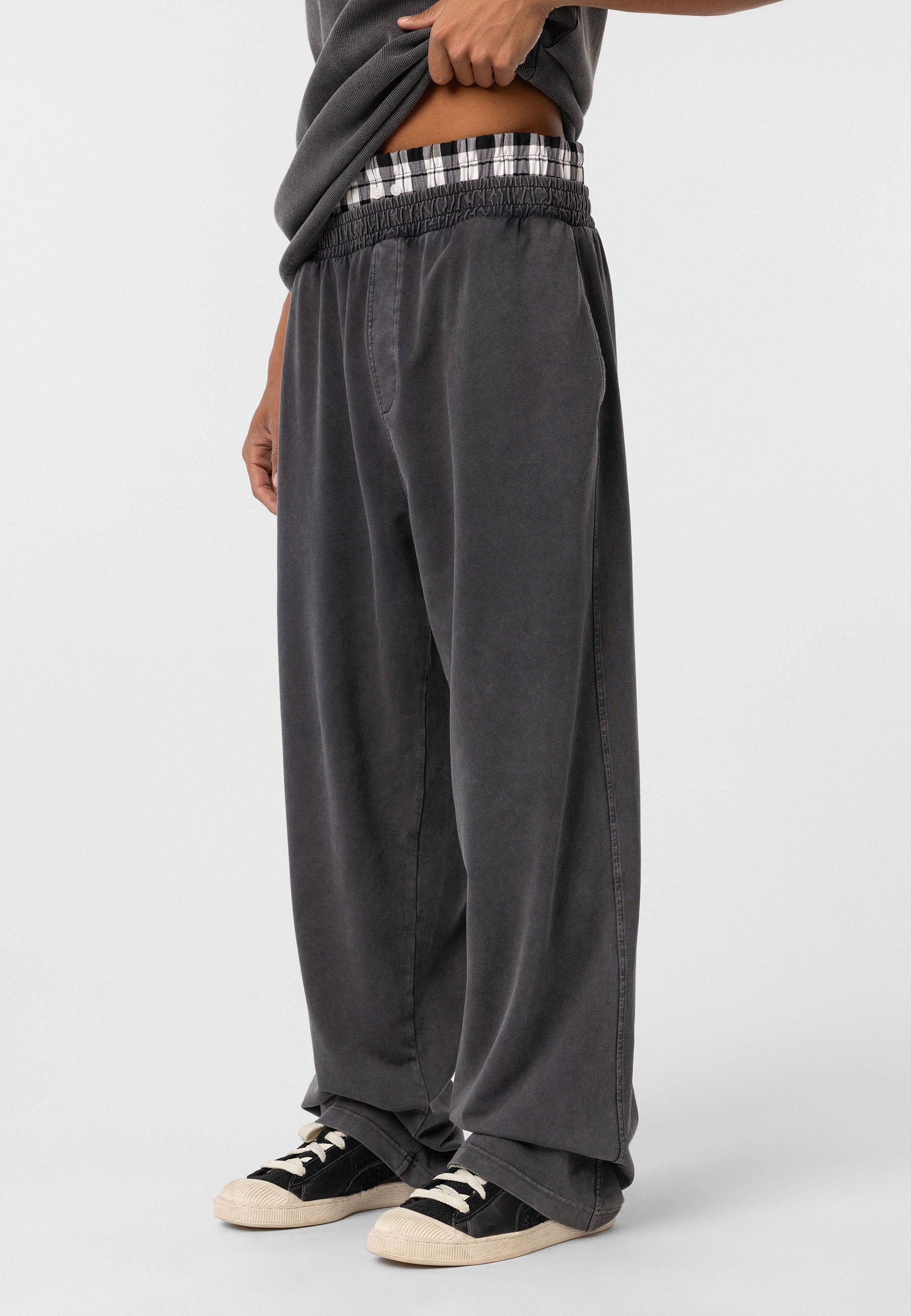Loose-Fit Baggy Trousers – Relaxed Tailoring with Clean Lines
