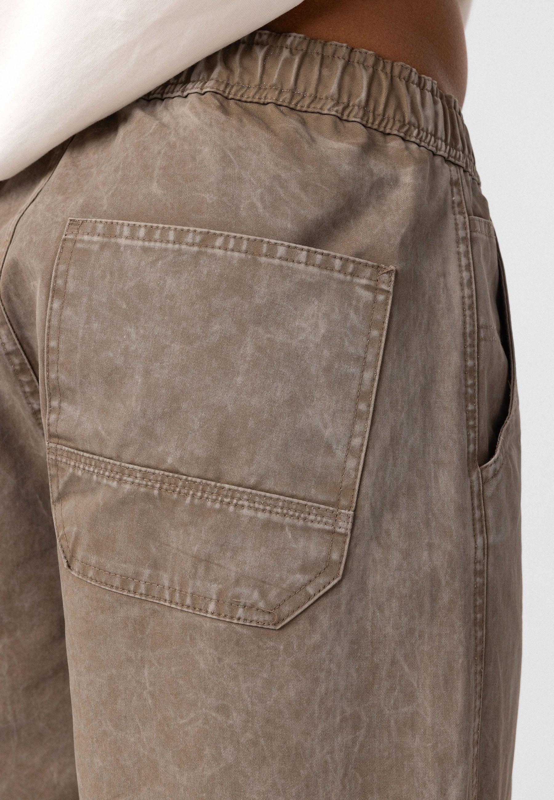 Oversized Washed Woven Pants – Relaxed Volume with Garment-Washed Texture