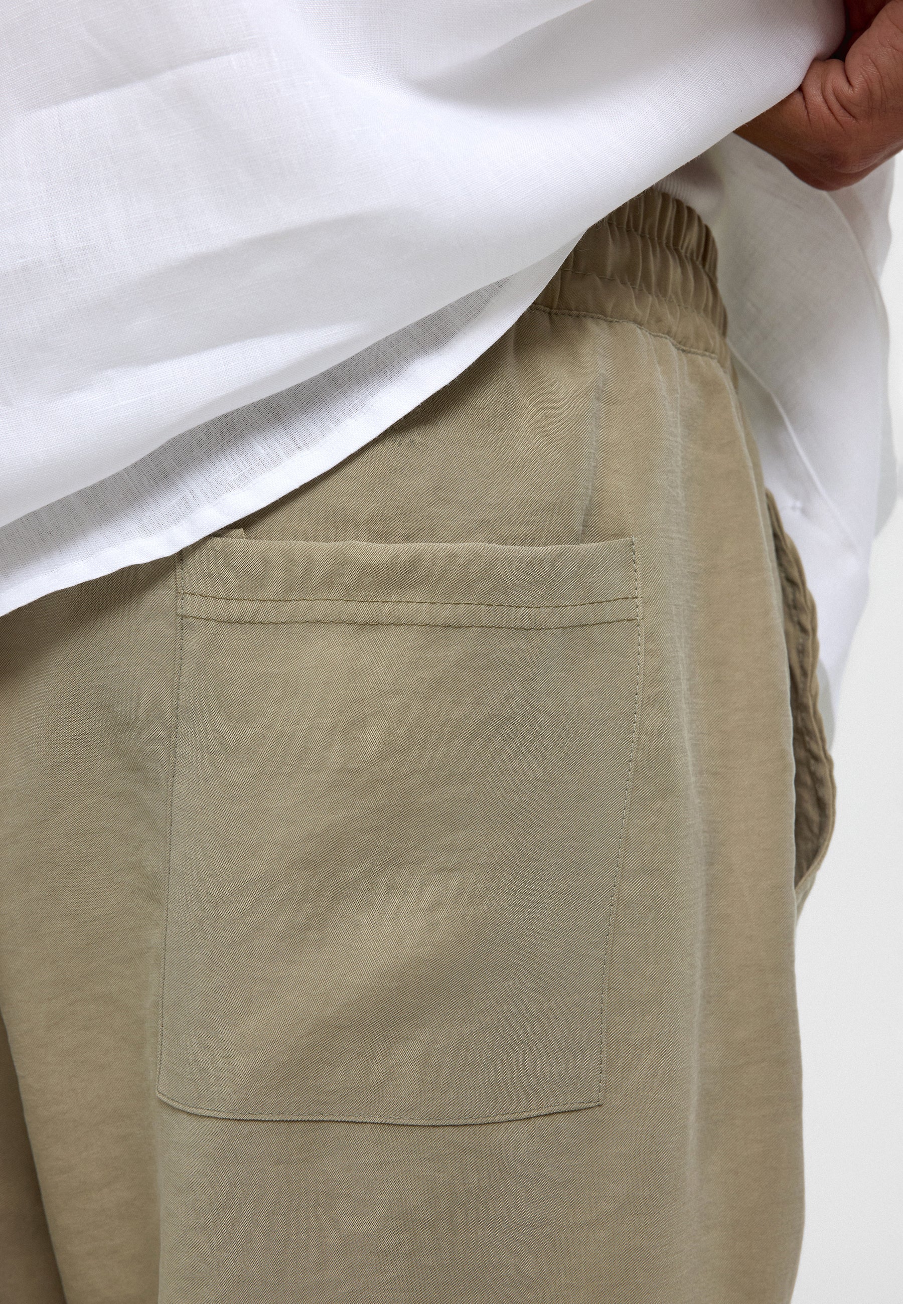 Oversized Modal Bermuda Shorts – Fluid Comfort, Street-Driven Silhouette