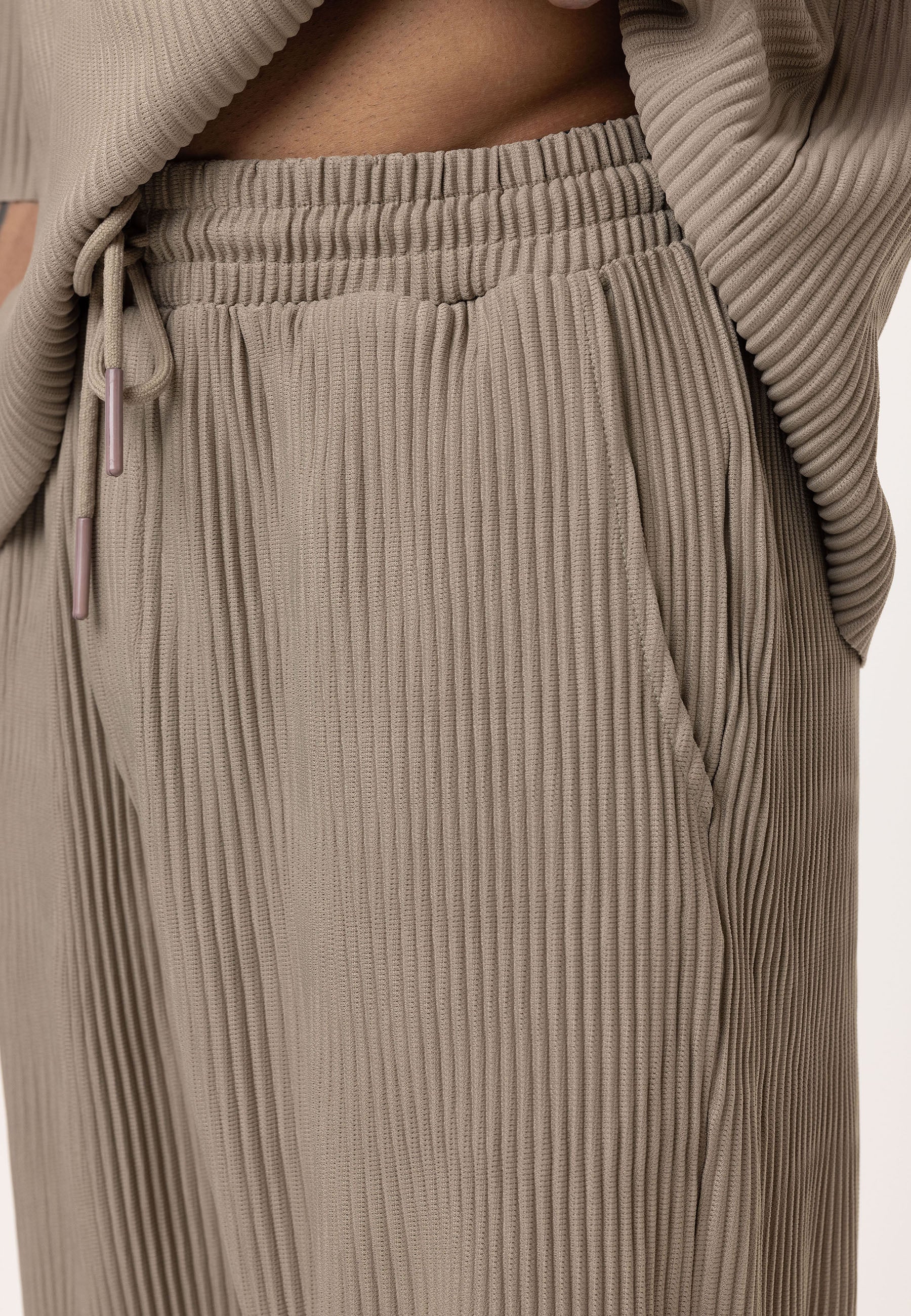 Oversized Ribbed T-Shirt in Olive Minimal Streetwear Vibe