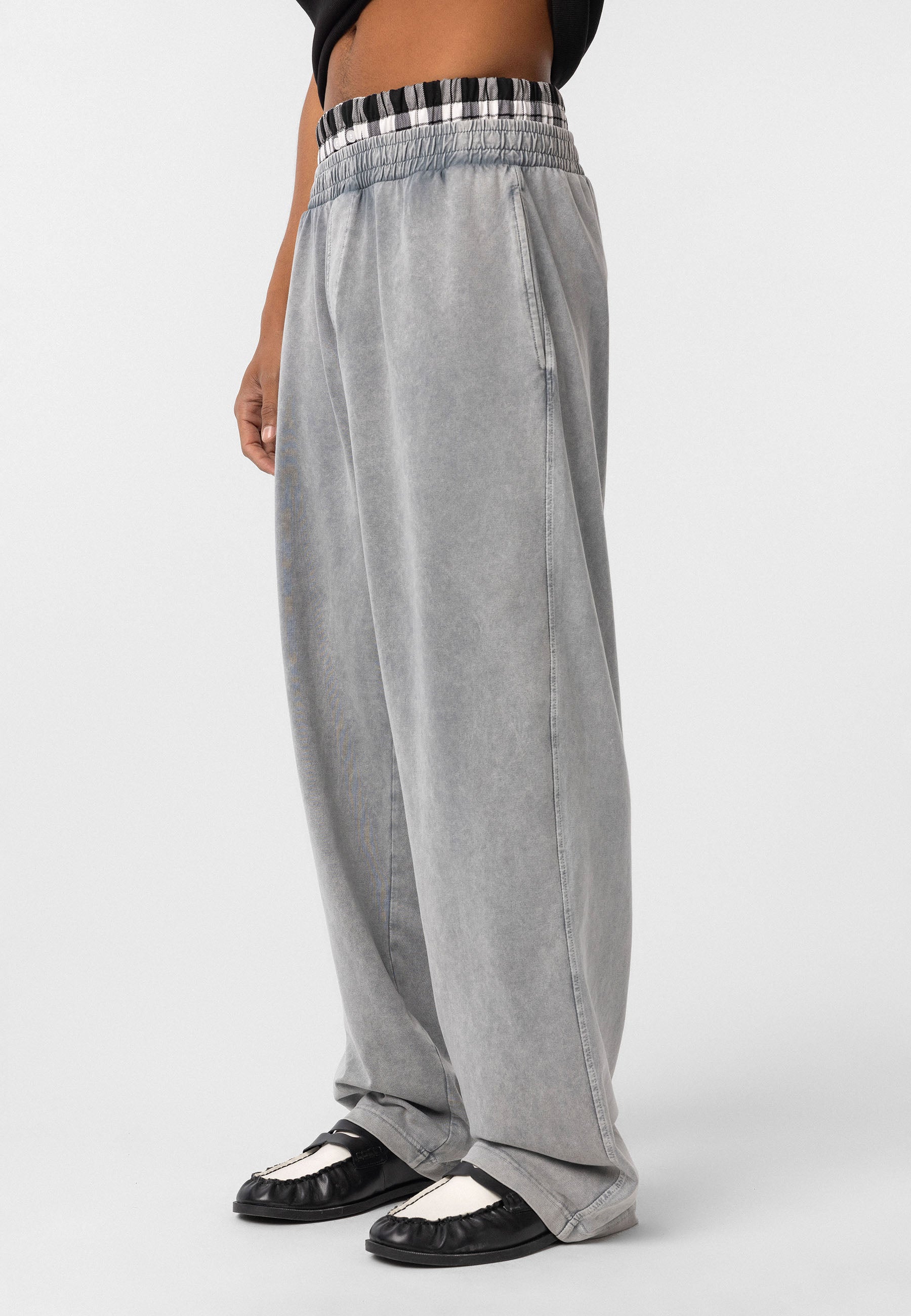 Loose-Fit Baggy Trousers – Relaxed Tailoring with Clean Lines