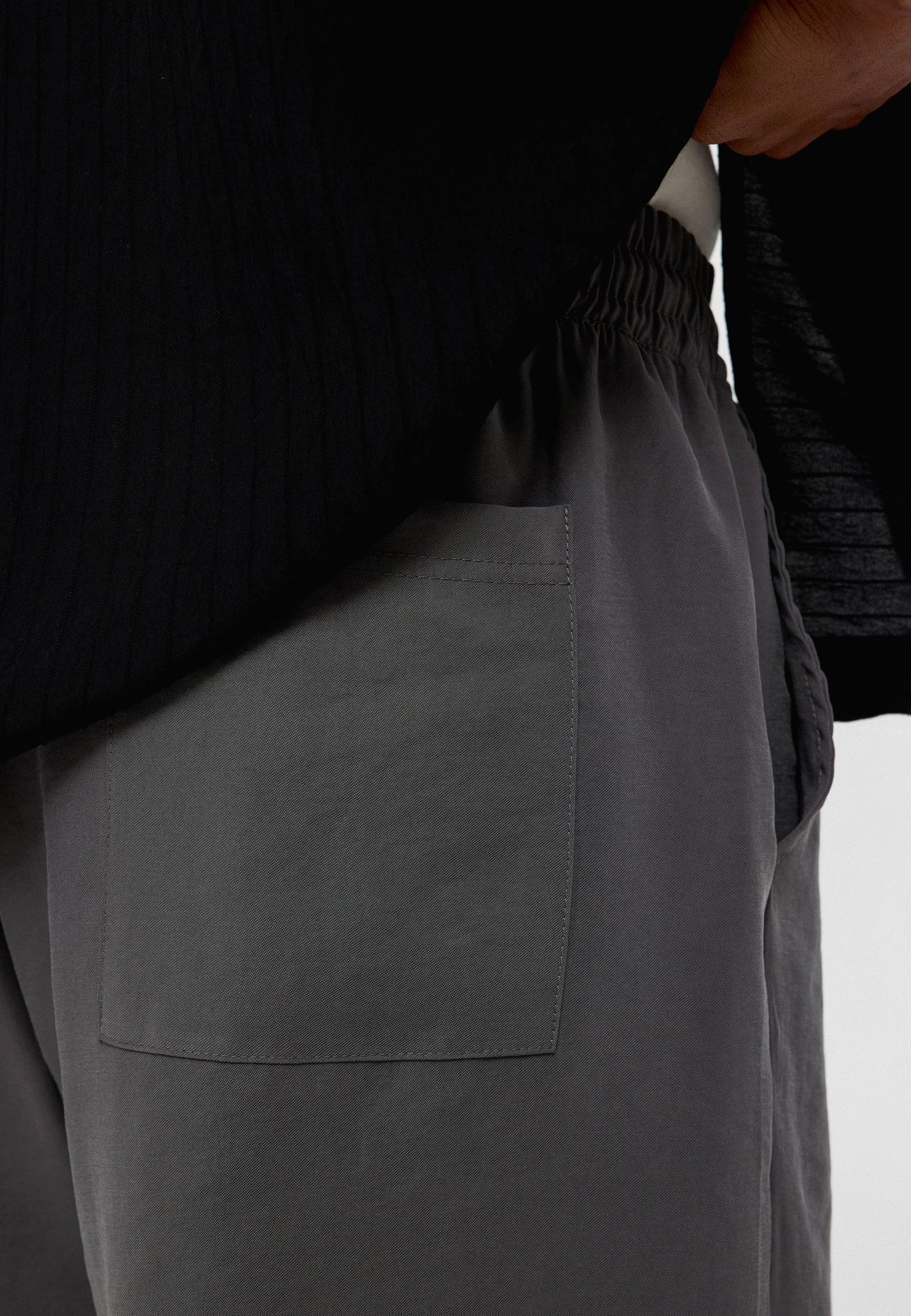 Oversized Modal Bermuda Shorts – Fluid Comfort, Street-Driven Silhouette