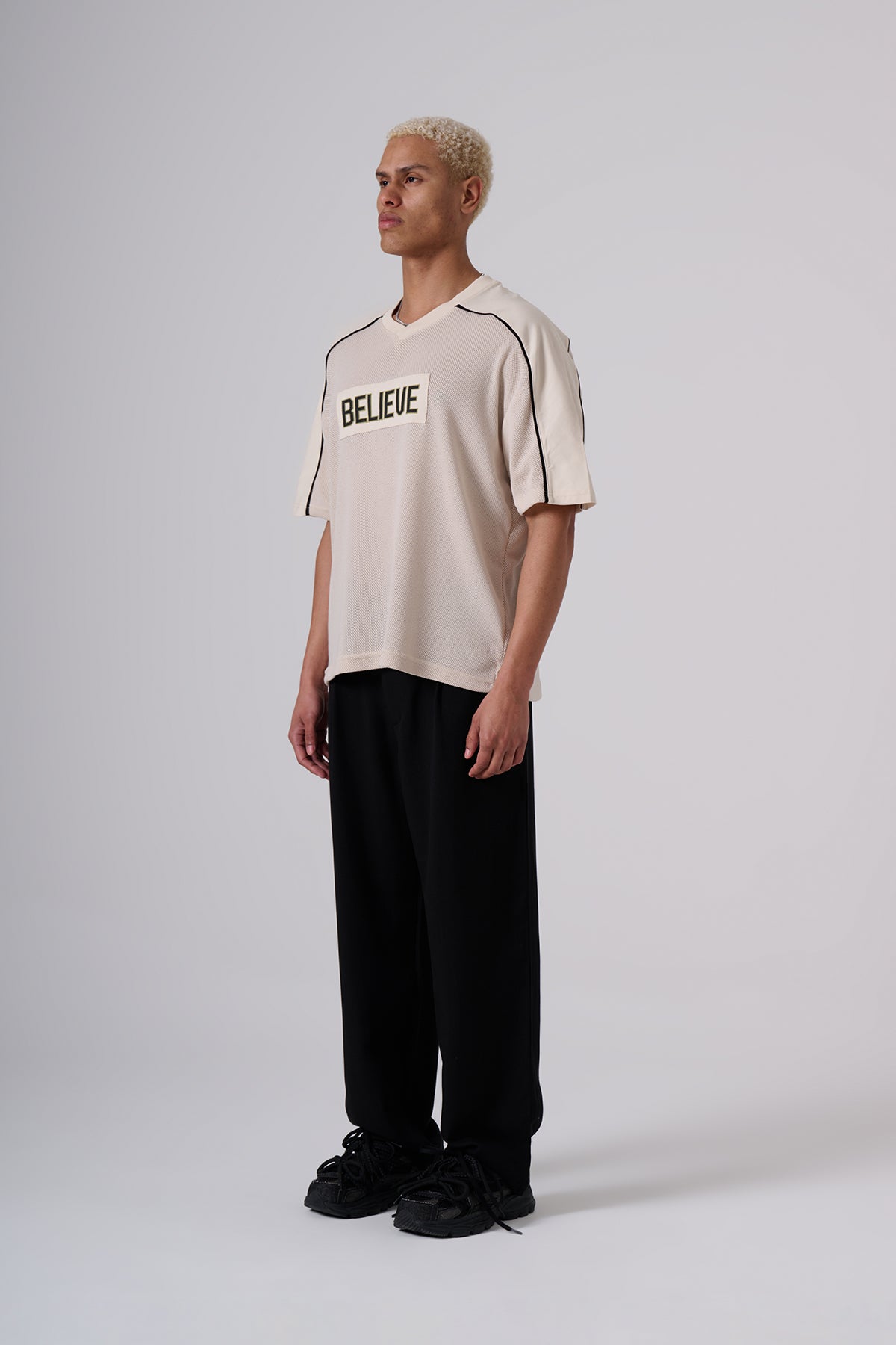 Minimal Off-White Logo Tee – Clean Street Comfort