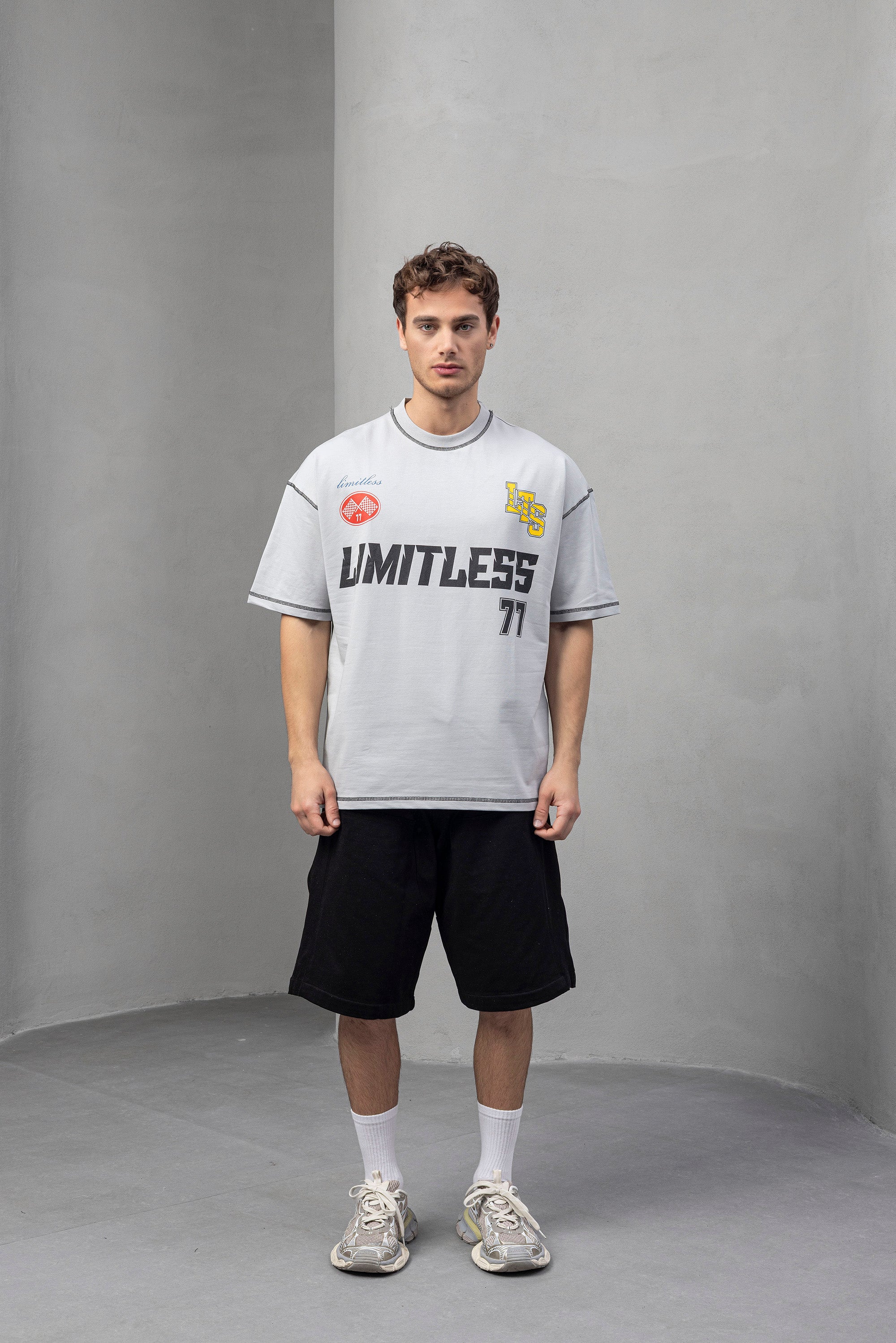 Light Gray Oversized T‑Shirt – Graphic “LIMITLESS” Street Core