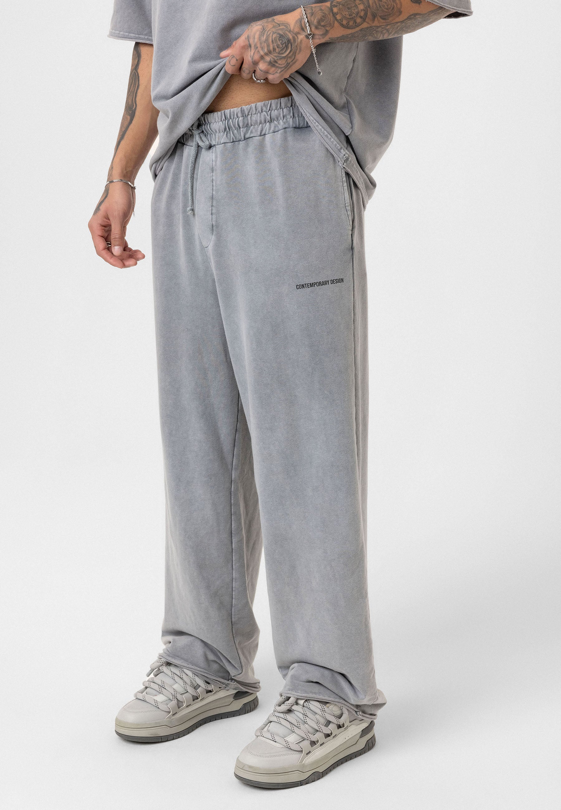 Oversized Washed Track Pants – Soft Texture & Streetwear Edge